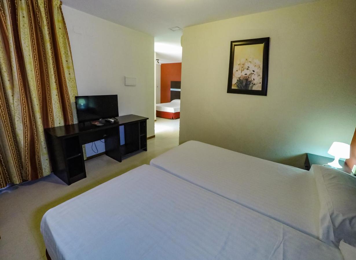 Hotel Jm Jardin De La Reina Гильена Экстерьер фото